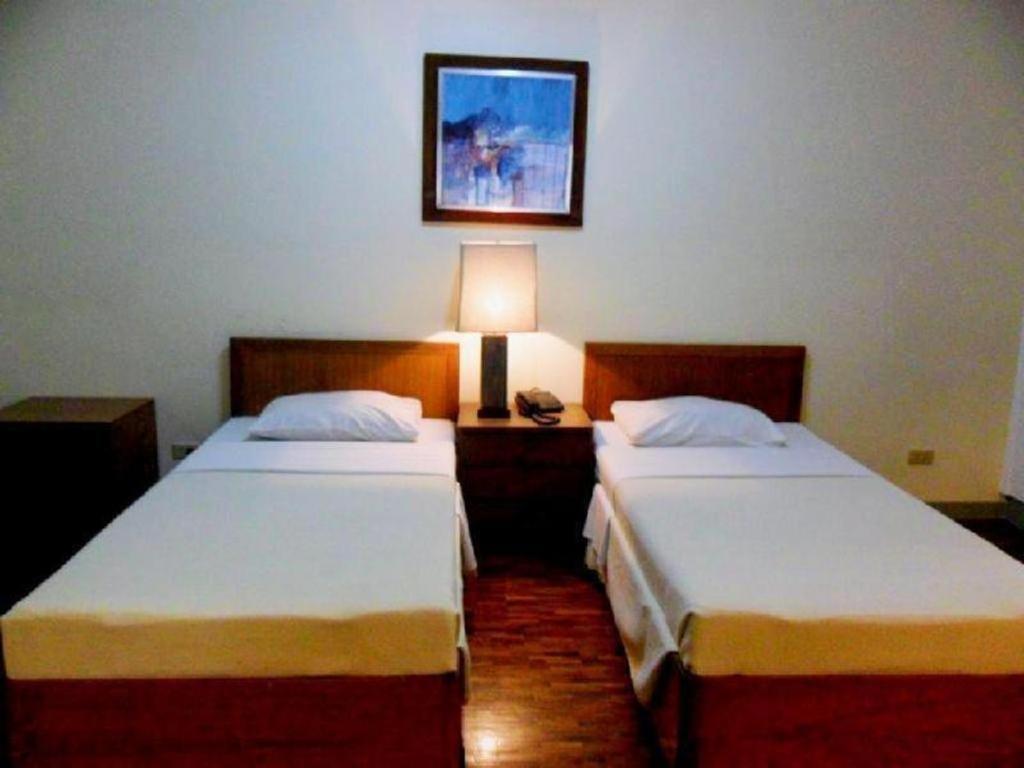 Amorsolo Mansion Hotel Manila Exterior photo