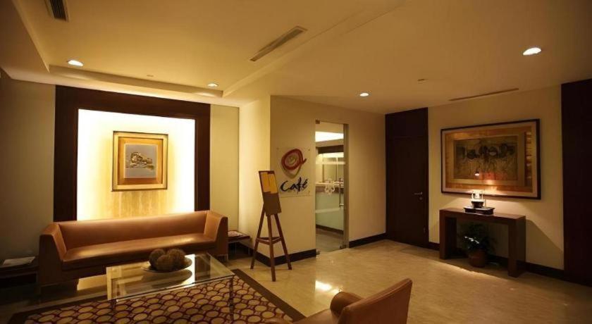 Amorsolo Mansion Hotel Manila Exterior photo
